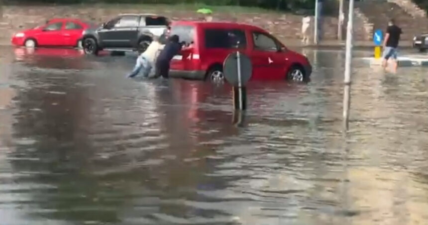 video furtunile au facut ravagii in mai multe localitati din tara strazi inundate in craiova si zeci de masini au ramas blocate in apa 6a3a22bc992c4