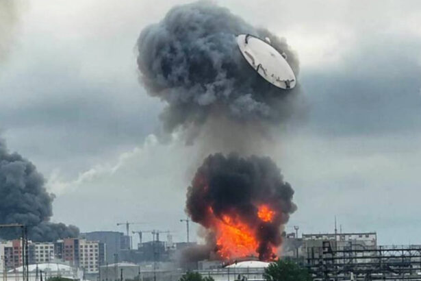 video momentul in care capacul unui rezervor gigantic de la rafinaria din moscova a sarit zeci de metri in aer in urma atacului ucrainei 6a33fb683e408