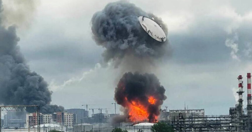video momentul in care capacul unui rezervor gigantic de la rafinaria din moscova a sarit zeci de metri in aer in urma atacului ucrainei 6a33fb683e408