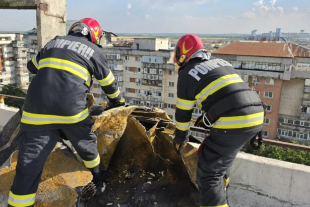 video momentul in care furtuna smulge acoperisul unui bloc in targoviste vijelia a facut ravagii un om a fost ranit 6a42bbc8d4c70