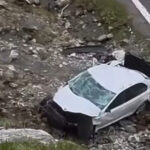 video momentul in care o masina parcata pe transfagarasan dar care nu a fost asigurata cade in gol 6a38134224327
