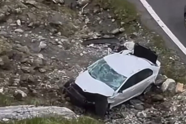 video momentul in care o masina parcata pe transfagarasan dar care nu a fost asigurata cade in gol 6a38134224327