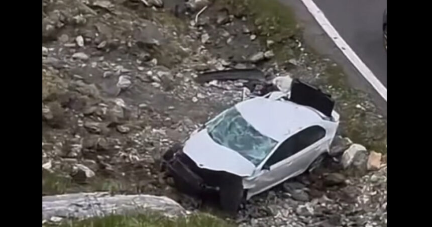 video momentul in care o masina parcata pe transfagarasan dar care nu a fost asigurata cade in gol 6a38134224327