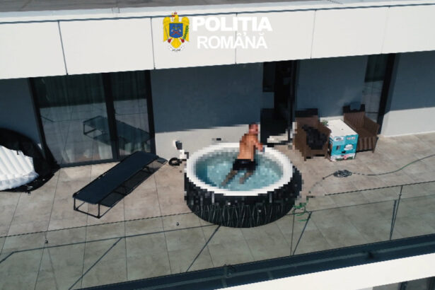 video momentul in care un roman urmarit international este saltat de politisti dintr o piscina gonflabila de pe terasa apartamentului sau 6a3fab91c5319