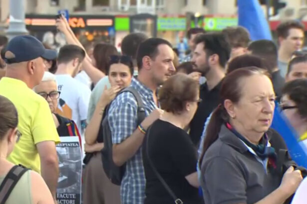 video protest in piata victoriei romania e sub asediu cand sistemul se lupta sa nu se schimbe nimic este timpul sa iesim in strada 6a3588f65b020
