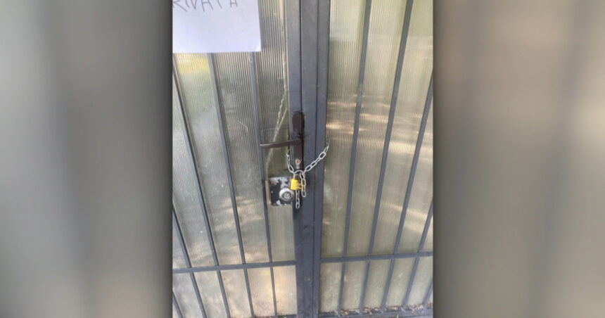 video situatie neobisnuita la craiova locatarii unui bloc trec prin magazin ca sa ajunga acasa un barbat a pus lacat pe poarta de acces 6a30ef3c7a766