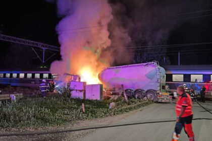 accident intre un tren de calatori care se indrepta spre constanta si o autocisterna 200 de calatori evacuati camionul a luat foc 6a631e4111a05