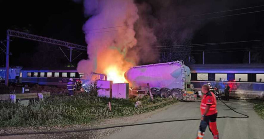 accident intre un tren de calatori care se indrepta spre constanta si o autocisterna 200 de calatori evacuati camionul a luat foc 6a631e4111a05