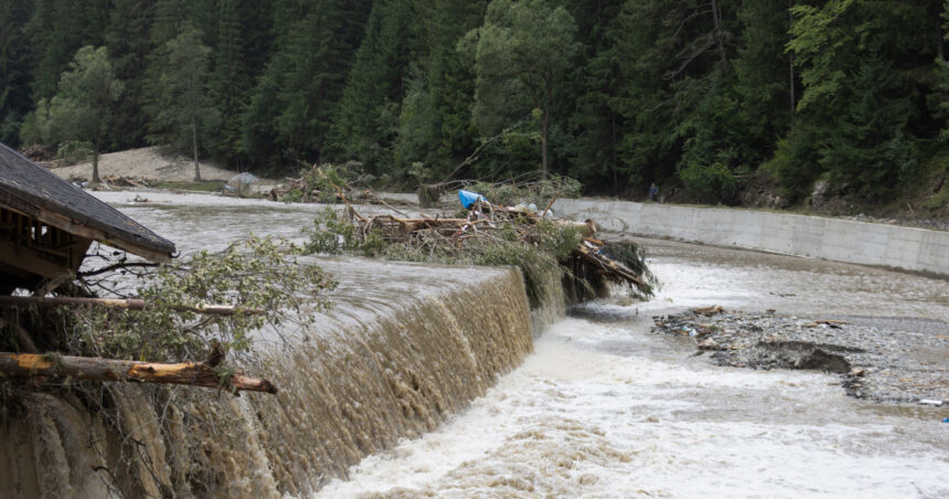 alerta de inundatii cod portocaliu si cod galben pentru cursuri de apa din mai multe judete pana luni dimineata 6a5cafe9ae5c3
