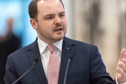 alexandru rogobete alaturi de angajatii din sanatate aflati in greva protestul este justificat reforma nu inseamna taieri 6a5e0557258e4