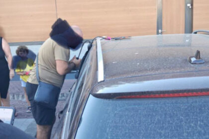 bebelus ramas blocat intr o masina in pitesti salvat de politistii locali 6a6b887be3584