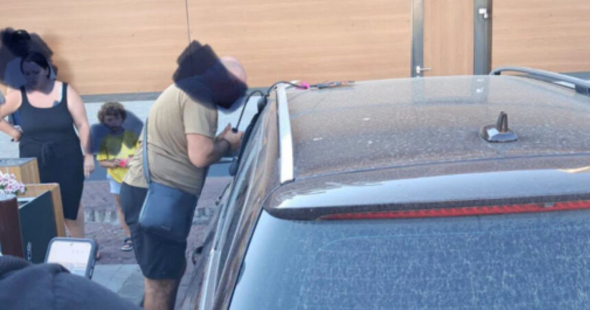 bebelus ramas blocat intr o masina in pitesti salvat de politistii locali 6a6b887be3584