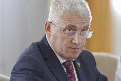 ca la club in birourile aep tutuianu si au adus narghilea si tot ce era necesar sa se simta bine in timpul programului 6a4d0111d9054