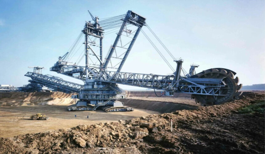 cum functioneaza cea mai grea masinarie construita vreodata lunga cat doua terenuri de fotbal bagger 293 cel mai mare excavator din istorie 6a548306073d9
