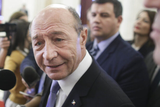 exclusiv basescu ii critica pe liderii politici care au negociat in secret cu aur se duc cu scufita in mana si spun nenea simion te rugam 6a622393ad6df
