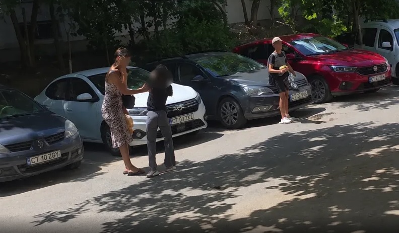 femeia care si a agresat fiica pe strada in tomis iii este cautata de politisti ce risca aceasta 6a4b85cf007d2