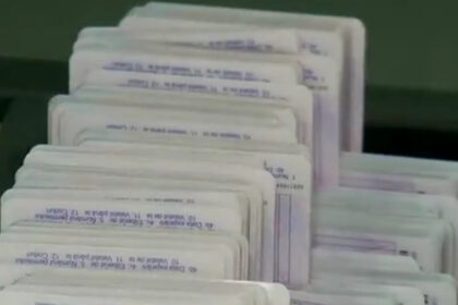frauda la examenul pentru permis candidatii primeau din exterior raspunsurile la teste folosind aparatura audio video 6a638a6181362