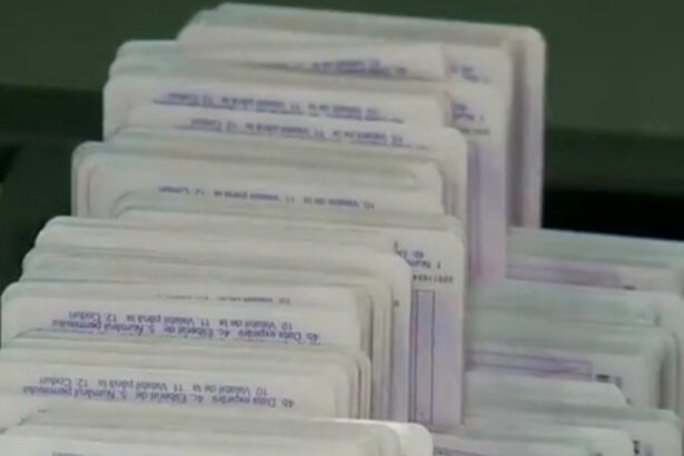 frauda la examenul pentru permis candidatii primeau din exterior raspunsurile la teste folosind aparatura audio video 6a638a6181362