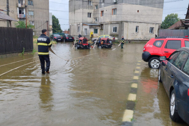 galerie foto capitala si cinci judete afectate de ploi peste 100 de case inundate mai multe persoane evacuate in prahova 6a60fc4dbe1fa