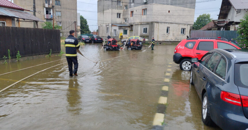 galerie foto capitala si cinci judete afectate de ploi peste 100 de case inundate mai multe persoane evacuate in prahova 6a60fc4dbe1fa