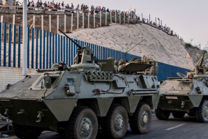 galerie foto spania trimite trupe in ceuta frontiera e in colaps total controalele la granita au cedat mii de migranti au intrat in enclava 6a6c3f4bb3eac