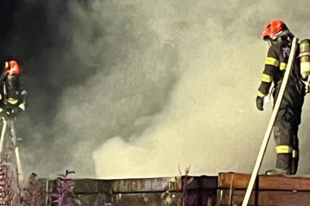 incendiu in zona pietei garii din targu mures au luat foc stive de traverse de cale ferata 6a500a35962b2