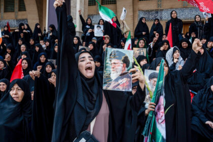 iran lacrimi pumni in piept si indemnuri la razbunare la funeraliile publice din teheran ale ayatollahului ali khamenei 6a491aa934408
