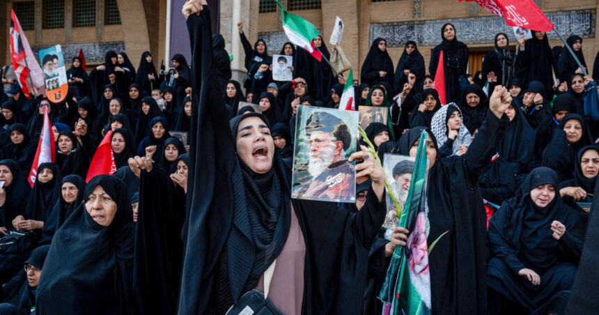iran lacrimi pumni in piept si indemnuri la razbunare la funeraliile publice din teheran ale ayatollahului ali khamenei 6a491aa934408