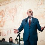 kelemen hunor intram intr o alta epoca stanga clasica a dat faliment iar liberalismul si crestin democratia nu mai sunt ceea ce erau acum 20 35 de ani simion sta se uita la meci mai man 6a463dfd98789