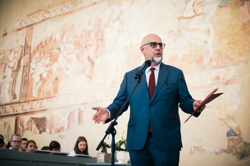 kelemen hunor intram intr o alta epoca stanga clasica a dat faliment iar liberalismul si crestin democratia nu mai sunt ceea ce erau acum 20 35 de ani simion sta se uita la meci mai man 6a463dfd98789