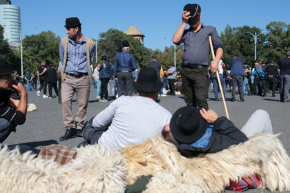 live text mii de crescatori de oi protesteaza in capitala jandarmii au folosit gaze lacrimogene dupa incidente la sediul ansvsa 6a6b02e40443f