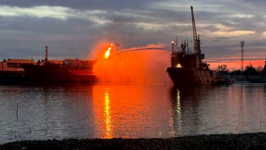 nicusor dan spune ca petrolierul care a luat foc in apropiere de sulina a fost lovit de o drona cel mai probabil in contextul razboiului pornit de rusia 6a5f18b950b79