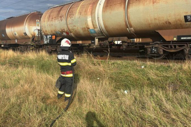 oameni evacuati din cauza unei scurgeri la un vagon care transporta motorina trenul e stationat langa halta radoiesti 6a679752828a2