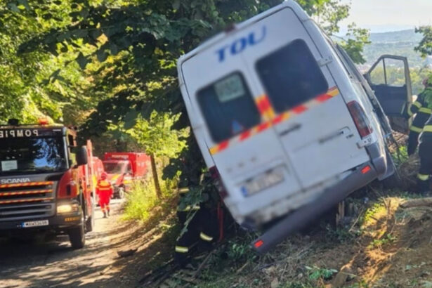 planul rosu de interventie a fost activat in judetul arges un mort dupa ce un microbuz a iesit de pe sosea si a intrat intr un copac 6a6c57c004687