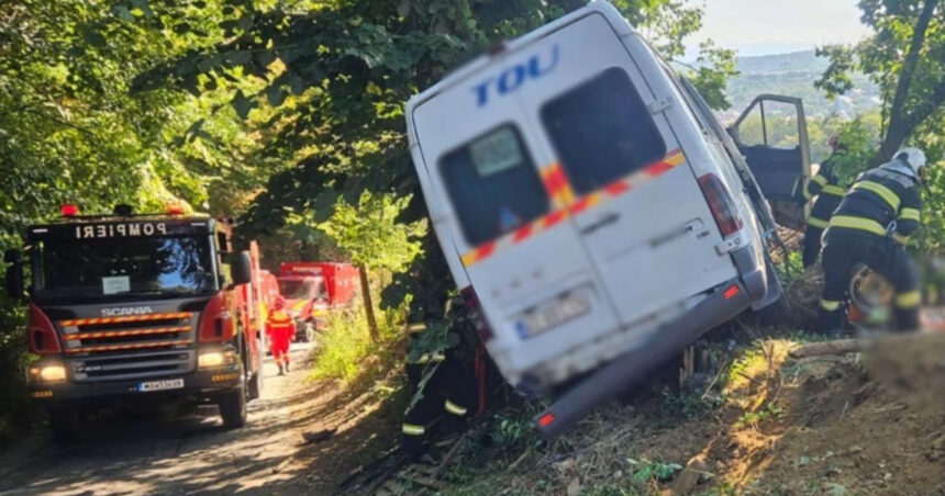 planul rosu de interventie a fost activat in judetul arges un mort dupa ce un microbuz a iesit de pe sosea si a intrat intr un copac 6a6c57c004687