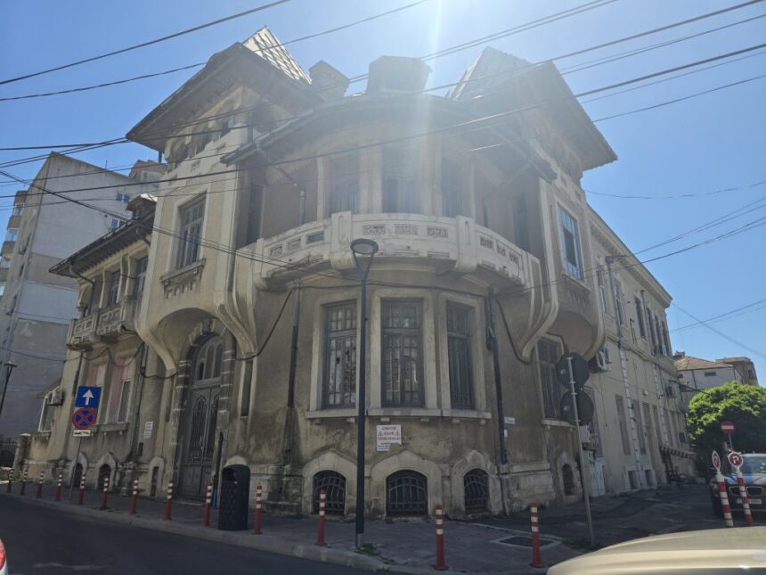 planuri schimbate radical in cazul unei cladiri care atrage toate privirile investitorul pregateste transformarea se dorea initial o clinica medicala 6a515f98f1fe6