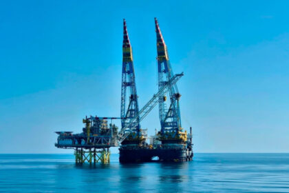 platforma offshore de productie din cadrul proiectului neptun deep a fost instalata in marea neagra are peste 225 de metri inaltime 6a5e36009ca78