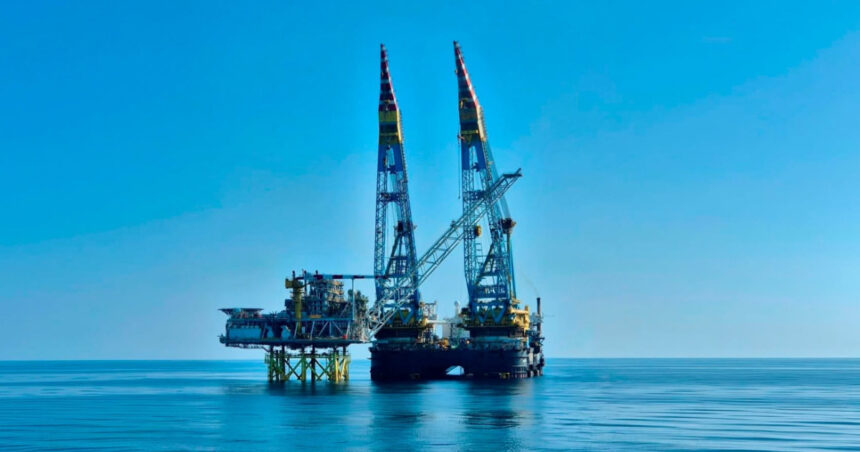 platforma offshore de productie din cadrul proiectului neptun deep a fost instalata in marea neagra are peste 225 de metri inaltime 6a5e36009ca78