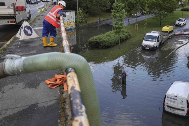 ploi istorice in bucuresti in 10 ore a plouat cat pentru aproape toata luna iunie apa nova fenomen care apare o data la 100 de ani 6a44dfd1d3fc5