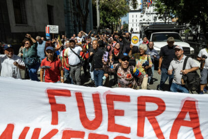 proteste anti sua si anti israel la caracas sustinatorii lui maduro au incendiat steagurile american si israelian 6a6475c3c897b