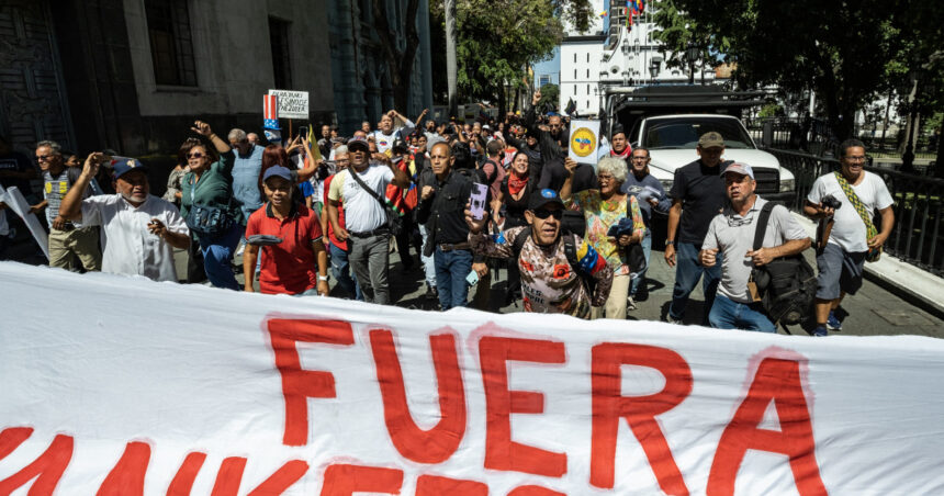 proteste anti sua si anti israel la caracas sustinatorii lui maduro au incendiat steagurile american si israelian 6a6475c3c897b
