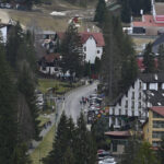 se circula alternativ pe o singura banda pe drumul spre poiana brasov o parte a zidului de sustinere s a prabusit 6a47e9107839c
