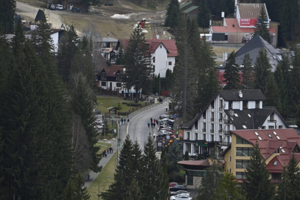 se circula alternativ pe o singura banda pe drumul spre poiana brasov o parte a zidului de sustinere s a prabusit 6a47e9107839c