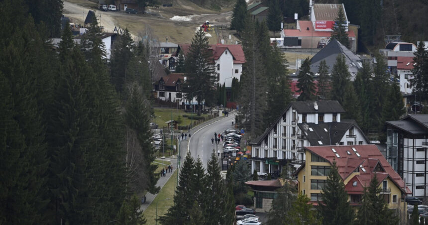 se circula alternativ pe o singura banda pe drumul spre poiana brasov o parte a zidului de sustinere s a prabusit 6a47e9107839c