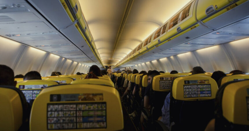 sotia sarbului care a fost la un pas de a fi aspirat afara dintr un avion povesteste momentele de groaza prin care a trecut 6a5611669e670