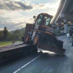 trafic rutier oprit pe dn76 un autotren care transporta un buldoexcavator a lovit limitatorul de inaltime de la un pasaj 6a4c1202028bf