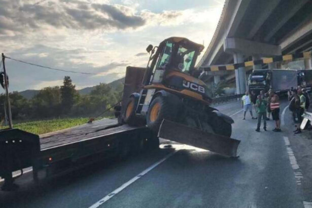 trafic rutier oprit pe dn76 un autotren care transporta un buldoexcavator a lovit limitatorul de inaltime de la un pasaj 6a4c1202028bf