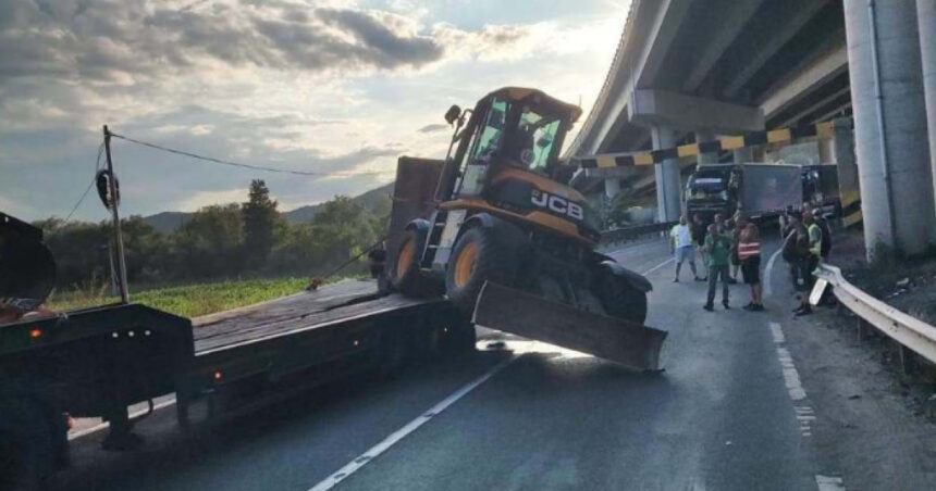 trafic rutier oprit pe dn76 un autotren care transporta un buldoexcavator a lovit limitatorul de inaltime de la un pasaj 6a4c1202028bf