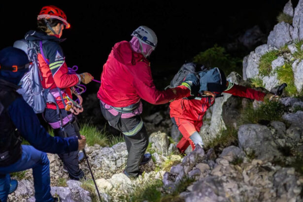 trei turisti straini care au urcat pe munte fara echipament potrivit au fost salvati dupa o misiune de sapte ore a salvamontistilor 6a4d04cb00ccd