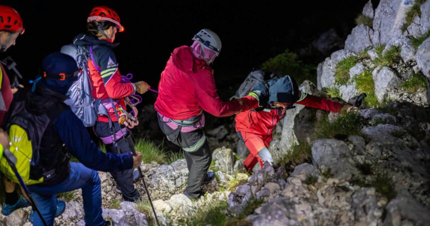 trei turisti straini care au urcat pe munte fara echipament potrivit au fost salvati dupa o misiune de sapte ore a salvamontistilor 6a4d04cb00ccd